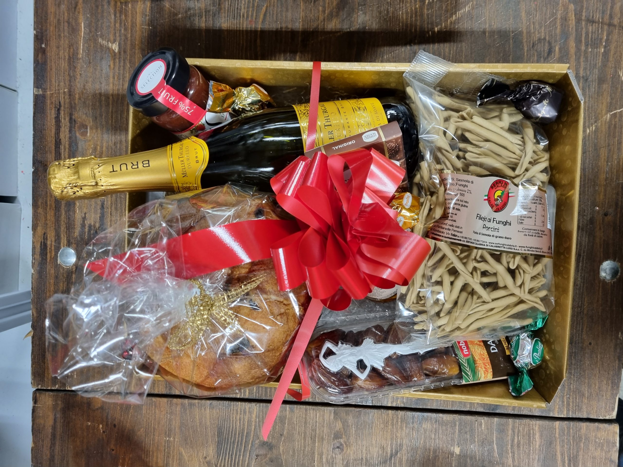 Cesta Natalizia in Vassio Cartone Solidale con Prodotti Alimentari Tipici