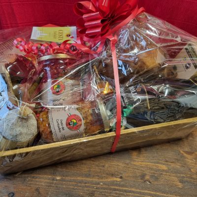 Cesta in Vimini Natalizia Solidale con Prodotti Alimentari Tipici Toscani e Calabresi