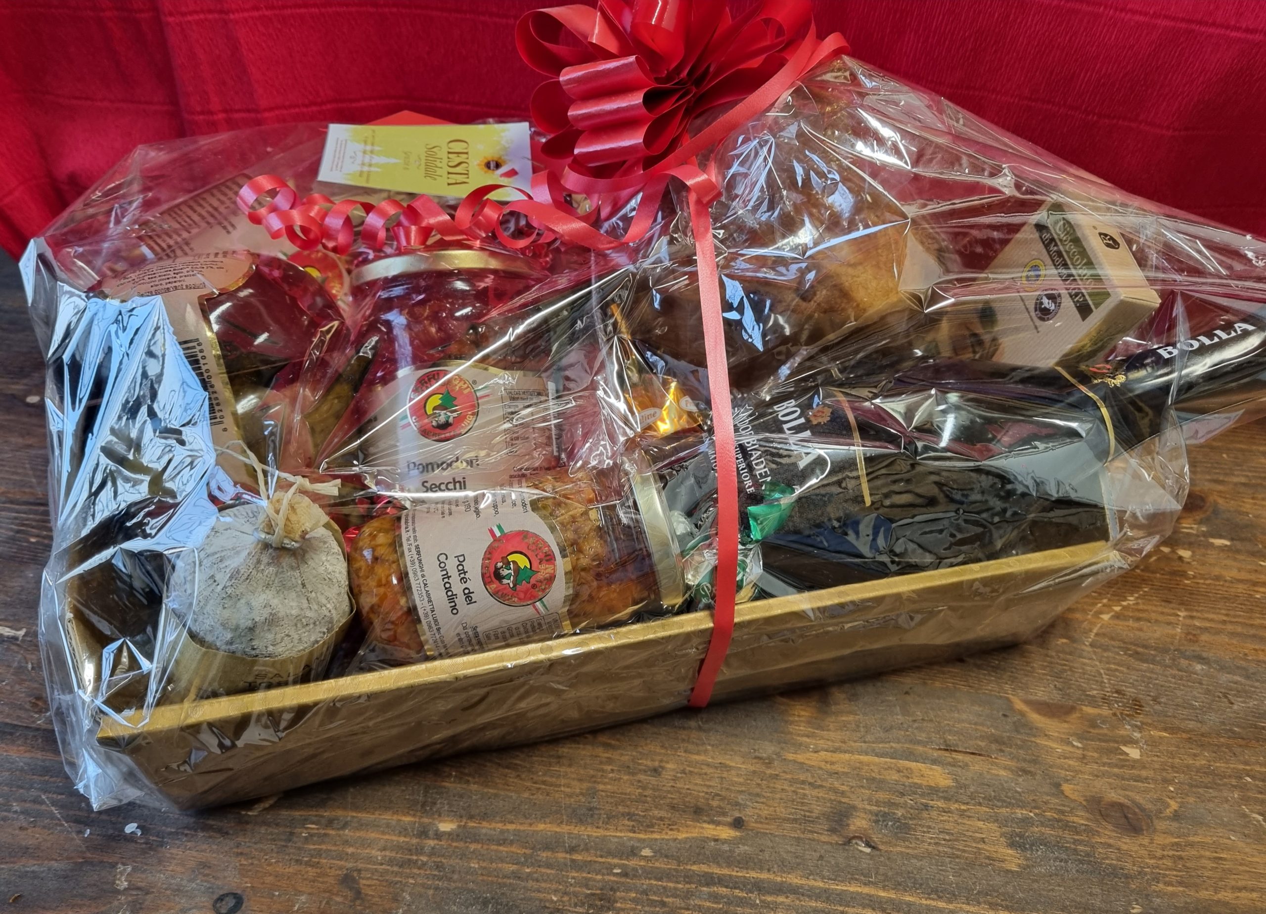 Cesta in Vimini Natalizia Solidale con Prodotti Alimentari Tipici Toscani e Calabresi