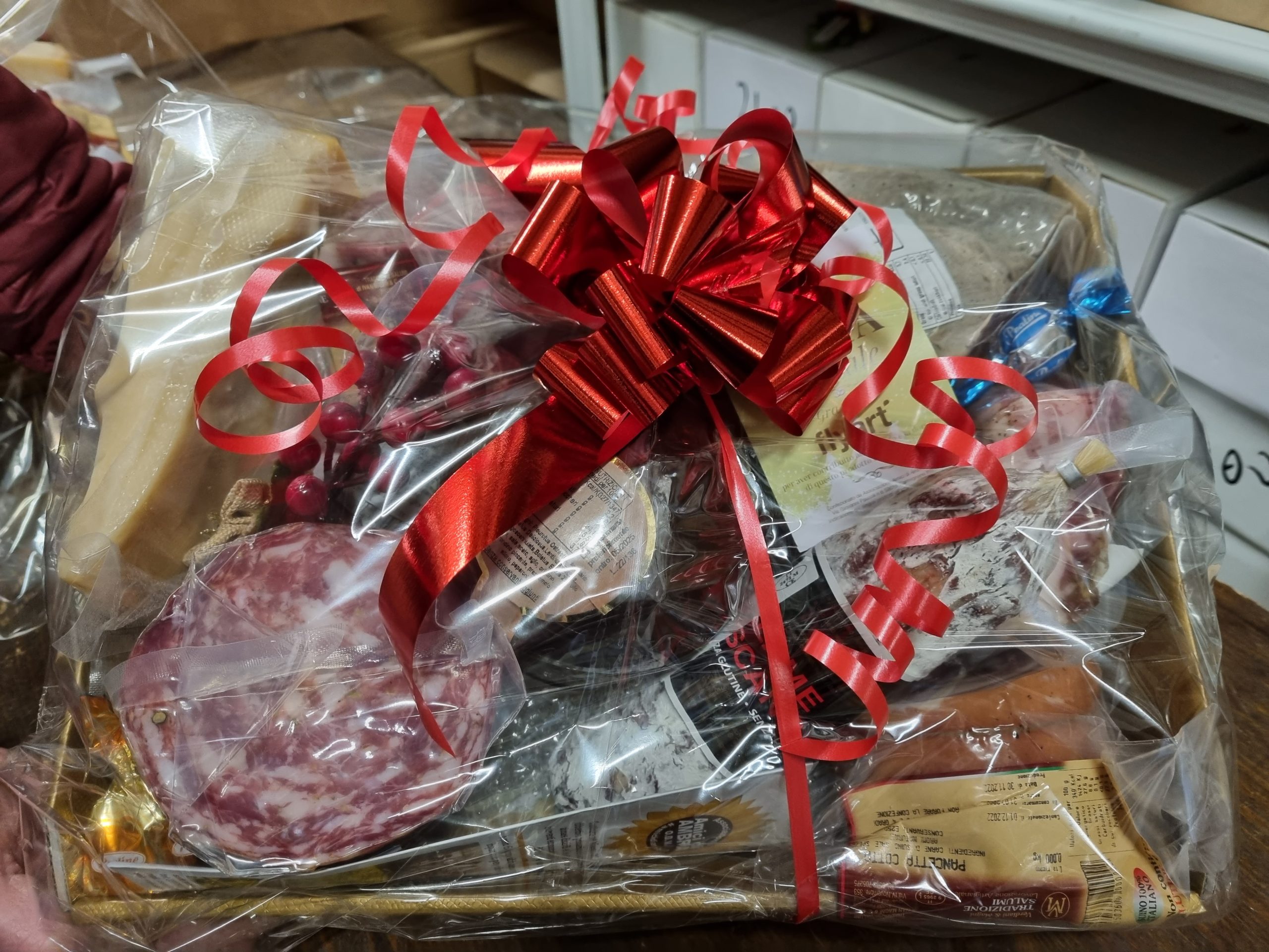 Cesta Natalizia in Vassio Cartone Solidale con Prodotti Alimentari Tipici - immagine 3
