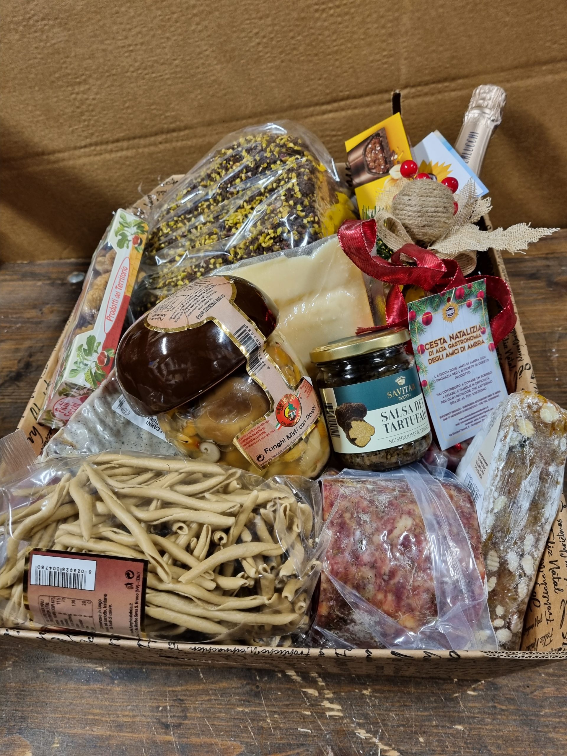 Cesta in Vimini Natalizia Solidale con Prodotti Alimentari Tipici Toscani e Calabresi - immagine 2